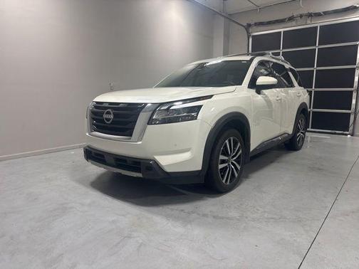 White 2024 Nissan Pathfinder Platinum