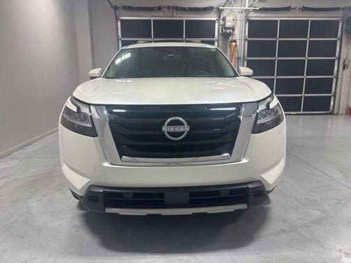 White 2024 Nissan Pathfinder Platinum