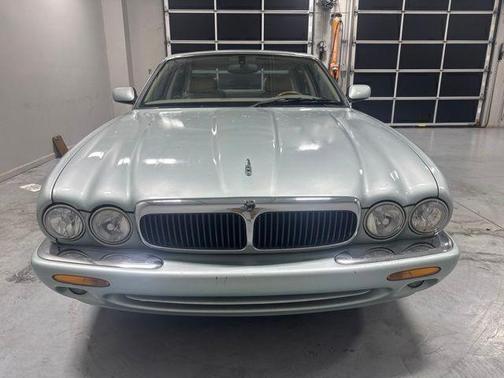 Gold 2000 Jaguar XJ8