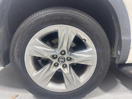 White 2016 Toyota Highlander Limited