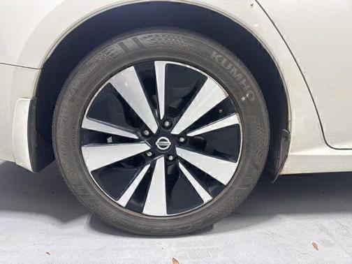 White 2019 Nissan Altima 2.5 SV
