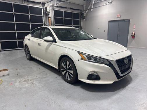 White 2019 Nissan Altima 2.5 SV