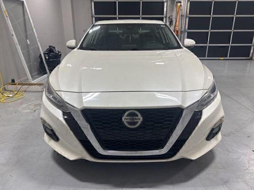 White 2019 Nissan Altima 2.5 SV