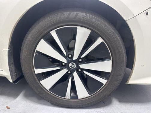 White 2019 Nissan Altima 2.5 SV