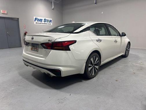 White 2019 Nissan Altima 2.5 SV