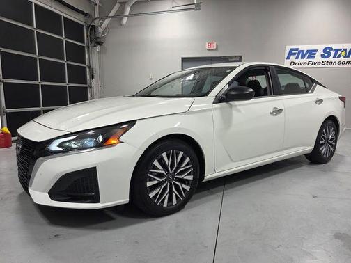 Glacier White 2025 Nissan Altima SV