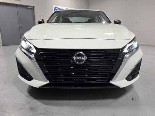 Glacier White 2025 Nissan Altima SV