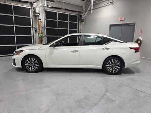 Glacier White 2025 Nissan Altima SV