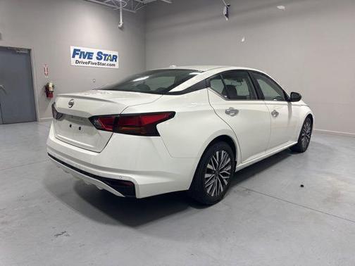 Glacier White 2025 Nissan Altima SV