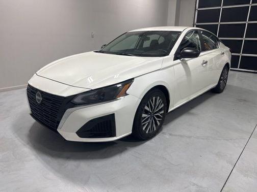 Glacier White 2025 Nissan Altima SV