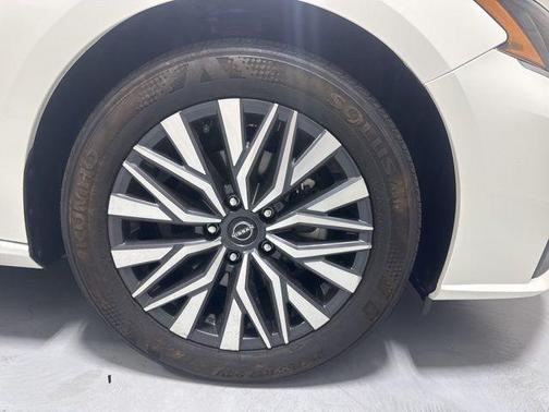 Glacier White 2025 Nissan Altima SV