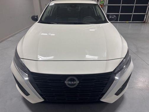 Glacier White 2025 Nissan Altima SV