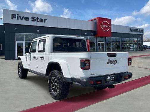 Bright White Clearcoat 2025 Jeep Gladiator Rubicon