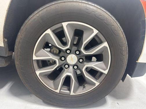 Pearl 2022 Chevrolet Suburban LT