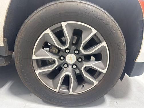 Pearl 2022 Chevrolet Suburban LT