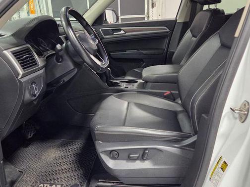 Pure White 2021 Volkswagen Atlas 3.6L SE w/Technology