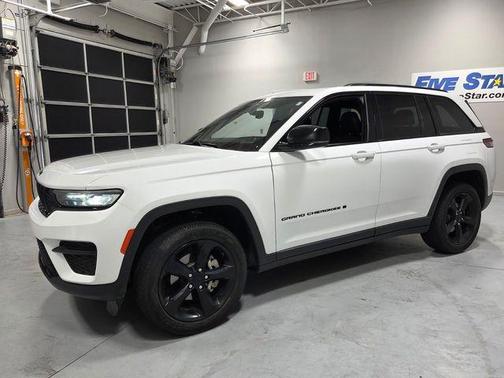 Bright White Clearcoat 2023 Jeep Grand Cherokee Altitude
