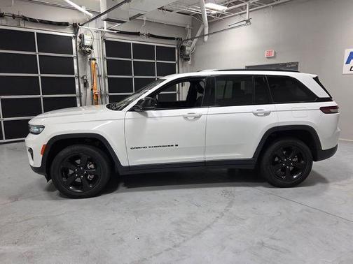 Bright White Clearcoat 2023 Jeep Grand Cherokee Altitude