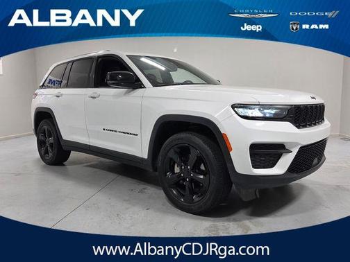 Bright White Clearcoat 2023 Jeep Grand Cherokee Altitude