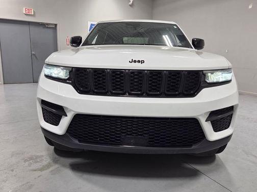 Bright White Clearcoat 2023 Jeep Grand Cherokee Altitude