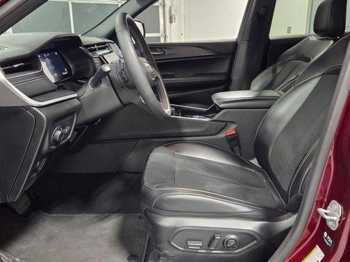 Velvet Red Pearlcoat 2025 Jeep Grand Cherokee Laredo