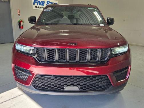 Velvet Red Pearlcoat 2025 Jeep Grand Cherokee Laredo