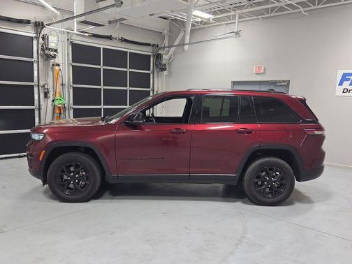 Velvet Red Pearlcoat 2025 Jeep Grand Cherokee Laredo