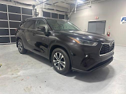 Amber 2021 Toyota Highlander XLE
