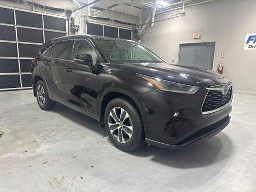 Amber 2021 Toyota Highlander XLE