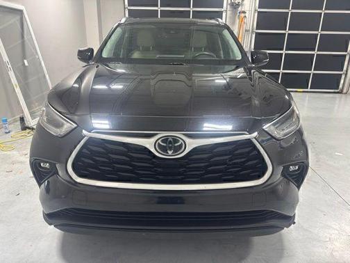 Amber 2021 Toyota Highlander XLE
