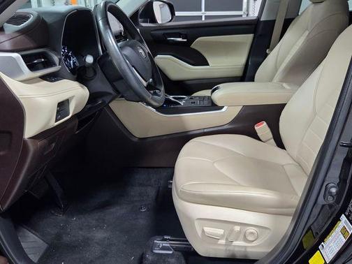 Amber 2021 Toyota Highlander XLE