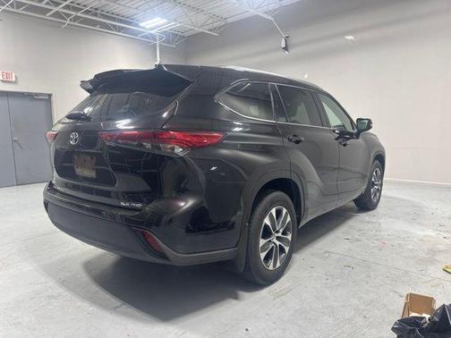 Amber 2021 Toyota Highlander XLE