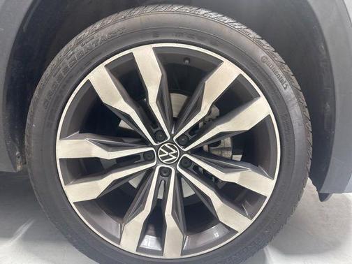 Platinum Gray Metallic 2022 Volkswagen Atlas 3.6L SEL Premium R-Line