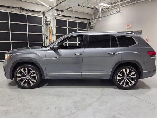 Platinum Gray Metallic 2022 Volkswagen Atlas 3.6L SEL Premium R-Line