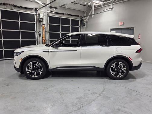White Platinum Clearcoat Metallic 2025 Lincoln Nautilus Premiere
