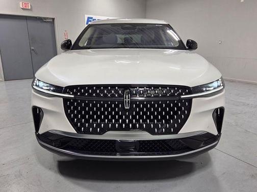 White Platinum Clearcoat Metallic 2025 Lincoln Nautilus Premiere