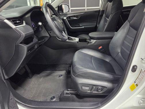 Blizzard Pearl 2021 Toyota RAV4 XLE Premium