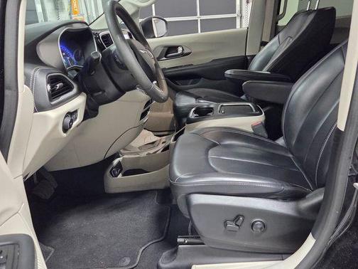 Brilliant Black Crystal Pearlcoat 2023 Chrysler Pacifica Touring-L