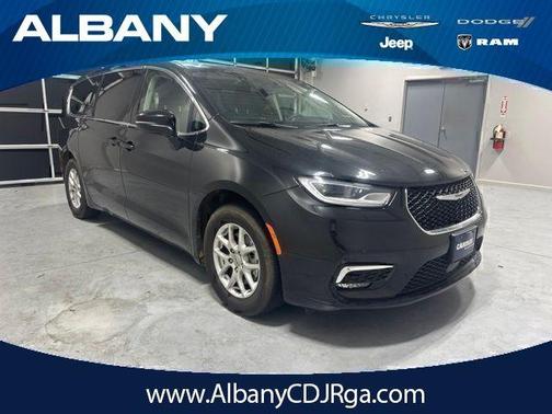 Brilliant Black Crystal Pearlcoat 2023 Chrysler Pacifica Touring-L