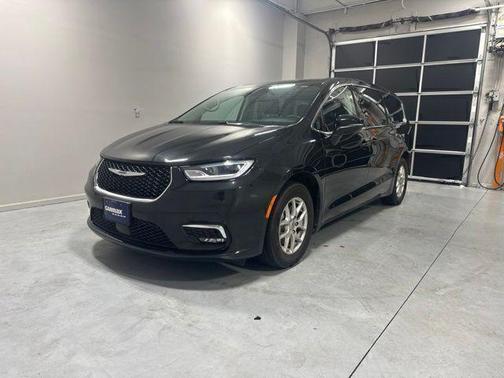 Brilliant Black Crystal Pearlcoat 2023 Chrysler Pacifica Touring-L