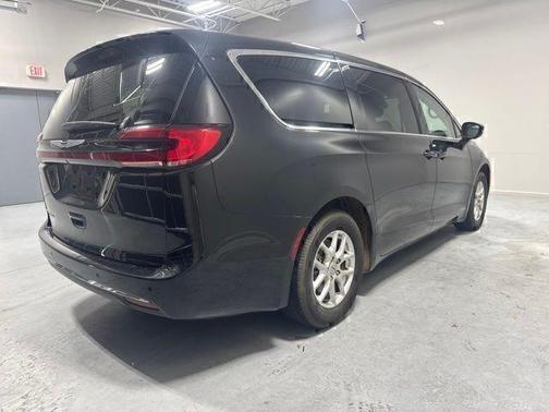 Brilliant Black Crystal Pearlcoat 2023 Chrysler Pacifica Touring-L
