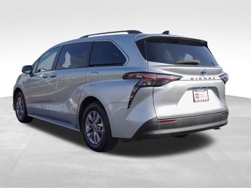 2024 Toyota Sienna LE