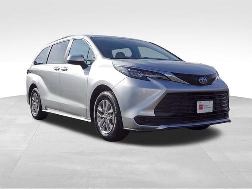 2024 Toyota Sienna LE