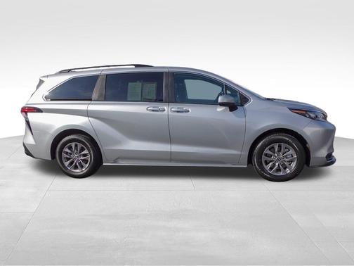 2024 Toyota Sienna LE