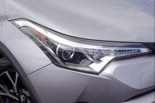 Silver Knockout Metallic w/Black Roof 2019 Toyota C-HR XLE