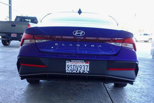 2025 Hyundai ELANTRA SE