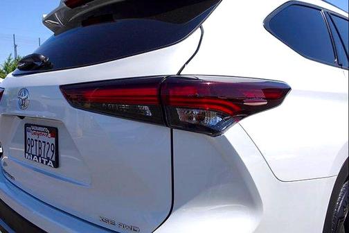 White 2025 Toyota Highlander XSE