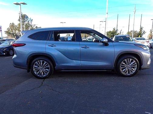 Moon Dust 2022 Toyota Highlander Platinum