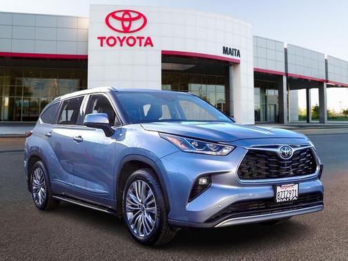 Moon Dust 2022 Toyota Highlander Platinum
