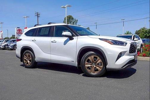 Wind Chill Pearl 2023 Toyota Highlander Hybrid XLE